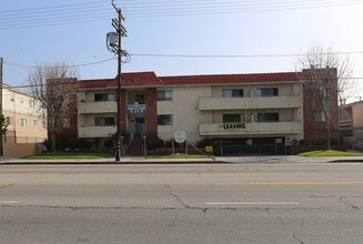 Castle Court in Van Nuys, CA - Building Photo - Building Photo