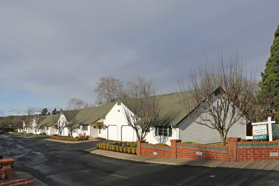 Oatfield Estates in Milwaukie, OR - Foto de edificio