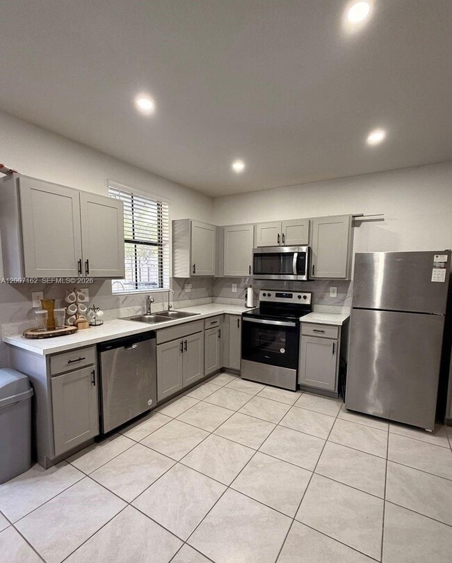 470 NE 12th St in Florida City, FL - Foto de edificio - Building Photo