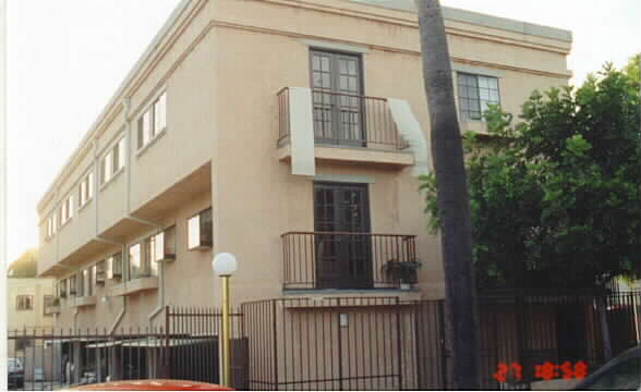 2003 Vista Del Mar St in Los Angeles, CA - Building Photo