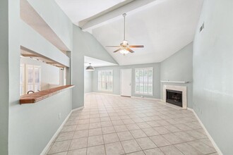 2227 Friarwood Trail in Houston, TX - Foto de edificio - Building Photo