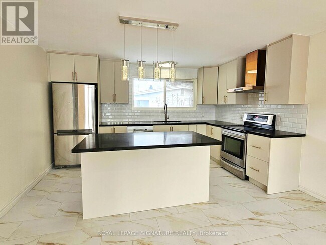 38 Sherry Ln in Ottawa, ON - Building Photo - Building Photo