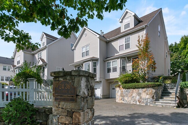 28 Rock Spring Rd in Stamford, CT - Building Photo - Building Photo
