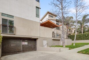 11815 Laurelwood Dr, Unit 17 in Studio City, CA - Building Photo