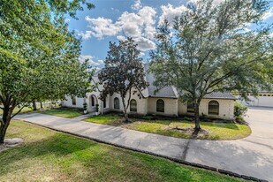 15569 Crown Oaks Dr in Montgomery, TX - Building Photo