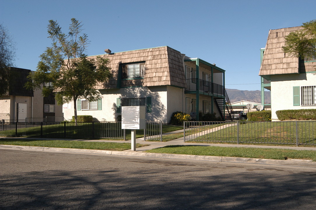 16160-A Whittram Ct in Fontana, CA - Foto de edificio