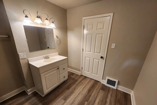 property at 3985 S Lenox Pl