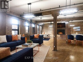 2480 Dundas St W in Toronto, ON - Building Photo - Building Photo
