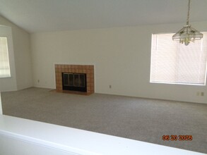 272 Newport Cir in Vacaville, CA - Foto de edificio - Building Photo