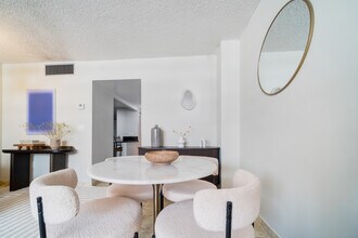 999 Brickell Bay Dr, Unit 1906 in Miami, FL - Foto de edificio - Building Photo