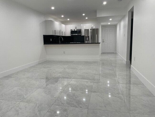 6070 W 19th Ave in Hialeah, FL - Building Photo - Building Photo