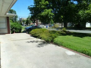 120 S Roberson St in Chapel Hill, NC - Building Photo - Building Photo