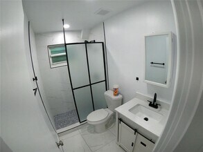 3265 Griffin Rd, Unit 103 in Fort Lauderdale, FL - Building Photo - Building Photo