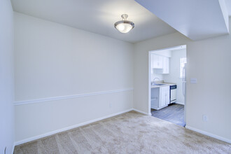 YorkTowne Apartments in Greensboro, NC - Building Photo - Interior Photo