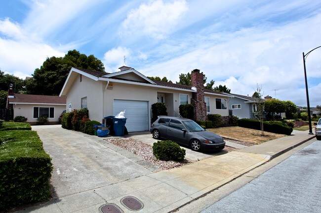 1723 Sequoia Ave in Burlingame, CA - Foto de edificio - Building Photo