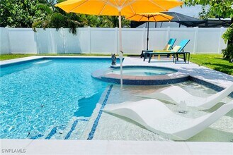 564 107th Ave N in Naples, FL - Foto de edificio - Building Photo