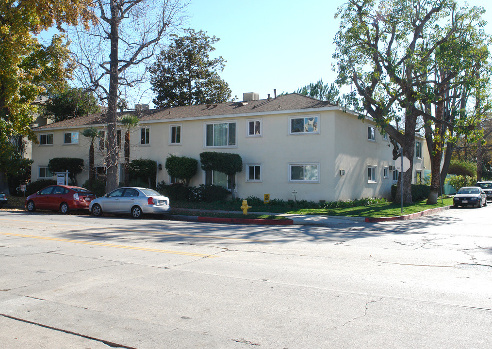 West Toluca Villas in North Hollywood, CA - Building Photo