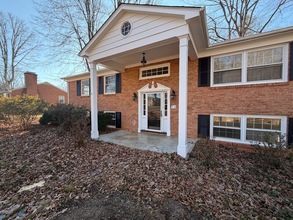 415 Carrsbrook Dr in Charlottesville, VA - Building Photo