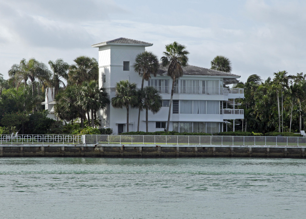 Waterway Apartments in Bal Harbour, FL - Building Photo