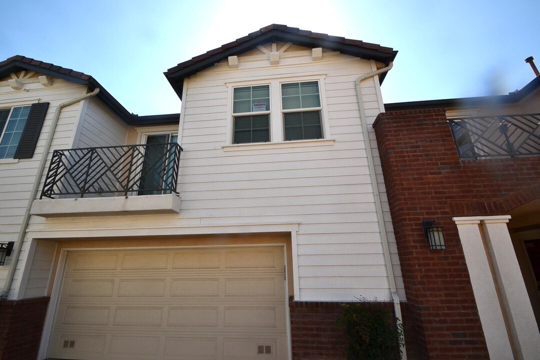 16730 Nicklaus Dr in Los Angeles, CA - Building Photo