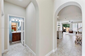 10450 Wellington Parc Dr in Wellington, FL - Foto de edificio - Building Photo