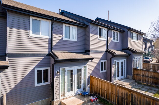 Silver Spring Terrace in Calgary, AB - Building Photo - Building Photo