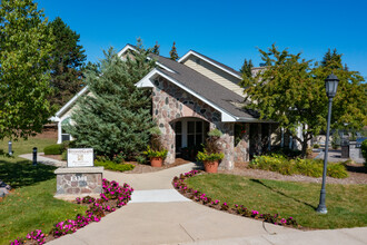 Stonegate Apartments in New Berlin, WI - Foto de edificio - Building Photo