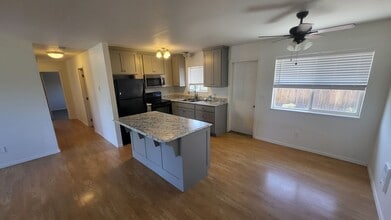 3016 SW Pumice Pl in Redmond, OR - Building Photo - Building Photo