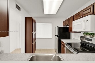 8720 N Sherman Cir in Miramar, FL - Building Photo - Building Photo