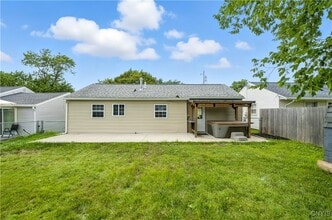 122 Frederick Dr in Liverpool, NY - Building Photo - Building Photo