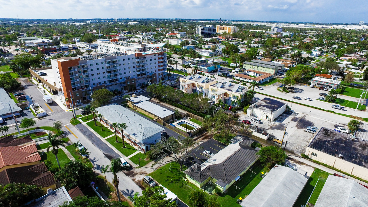 Villa L'Homme Apartments in Dania Beach, FL - Building Photo