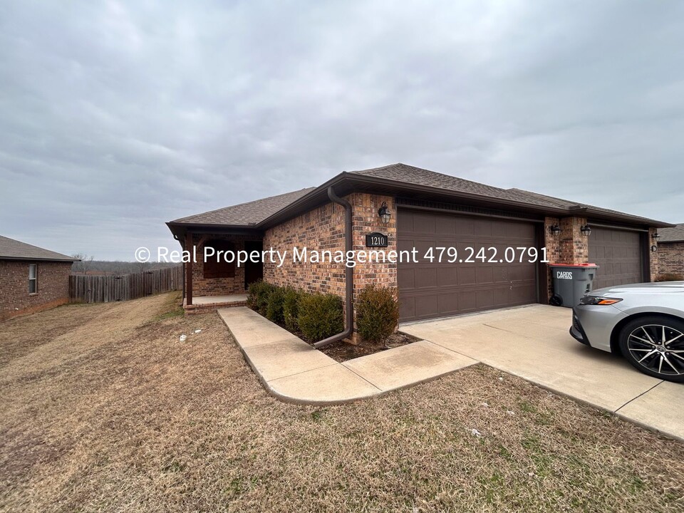 1210 Springhill Rd in Barling, AR - Building Photo