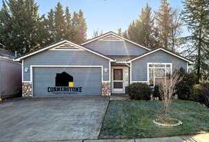 2524 Parkwood Village Ln in Central Point, OR - Building Photo