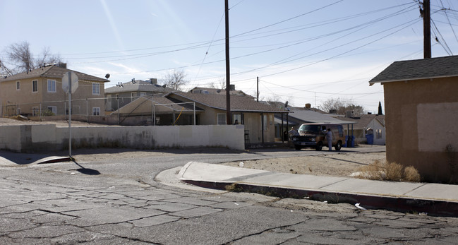 611 W Buena Vista St in Barstow, CA - Foto de edificio - Building Photo