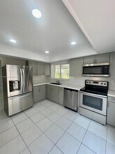 922 NW 106th Avenue Cir in Miami, FL - Foto de edificio - Building Photo