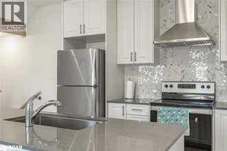 31 Bluebird Ln in Barrie, ON - Building Photo - Building Photo