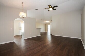 12930 Kings Lake Dr in Gibsonton, FL - Foto de edificio - Building Photo