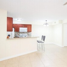 9999 Summerbreeze Dr, Unit 1007 in Sunrise, FL - Building Photo - Building Photo
