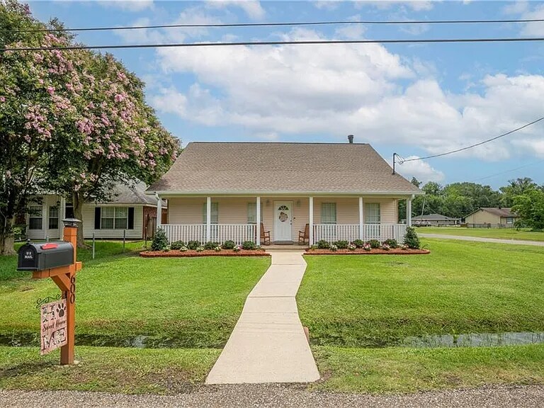 600 Gardenia St in La Place, LA - Building Photo