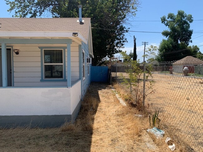 1939 Radiance Dr in Bakersfield, CA - Building Photo - Building Photo