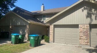 118 NE Greystone Dr in Lee's Summit, MO - Building Photo