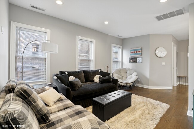 330 W Evergreen Ave in Chicago, IL - Building Photo - Building Photo