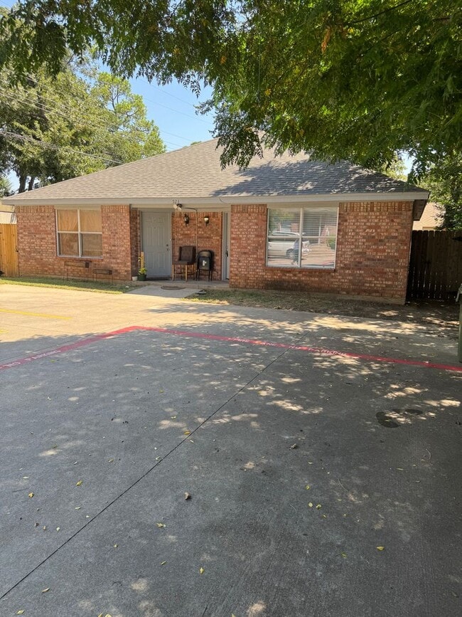 property at 523 Oakwood Ln