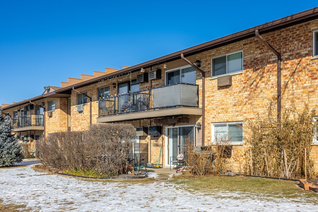 Willow Heights Condominiums in Prospect Heights, IL - Building Photo