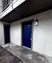 6050 Melody Ln in Dallas, TX - Foto de edificio - Building Photo