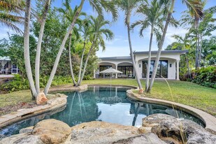 2425 Middle River Dr in Fort Lauderdale, FL - Building Photo