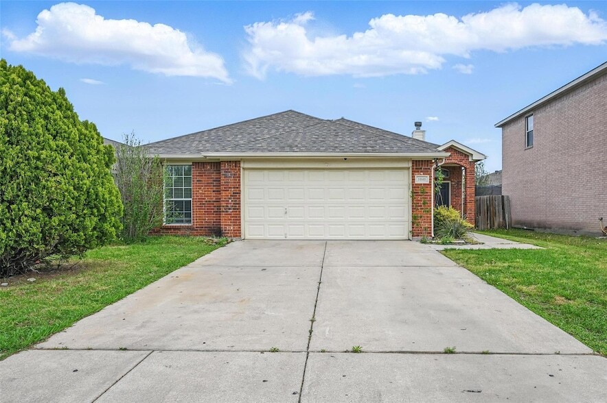 1040 Castille Dr in Grand Prairie, TX - Building Photo