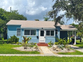 342 SW 2nd Ave in Dania Beach, FL - Building Photo - Building Photo