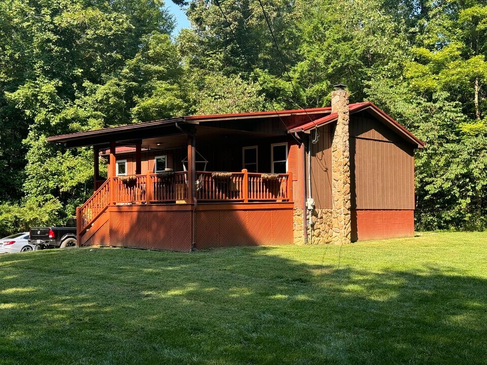 32 Brown Ln in Greeneville, TN - Building Photo