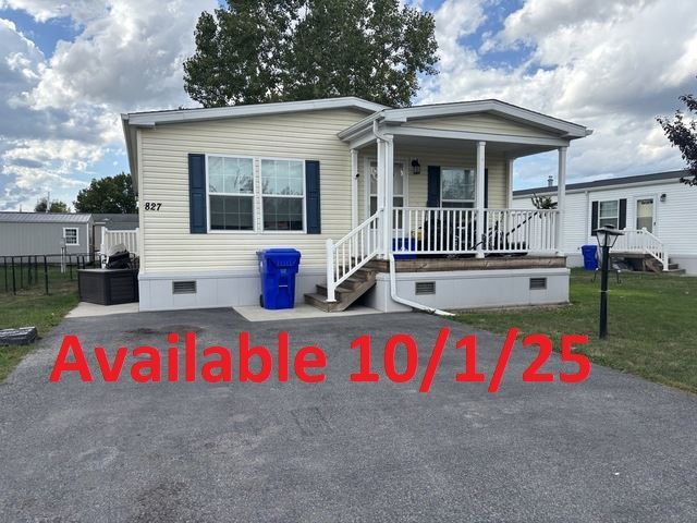 827 Willowbrook Dr in Lockport, NY - Building Photo